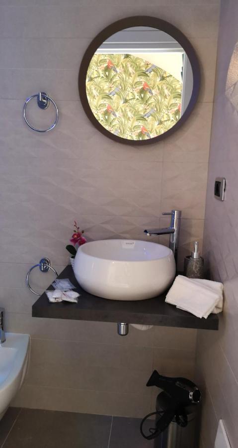 Domus Leone Tre Bed and Breakfast Napels Buitenkant foto